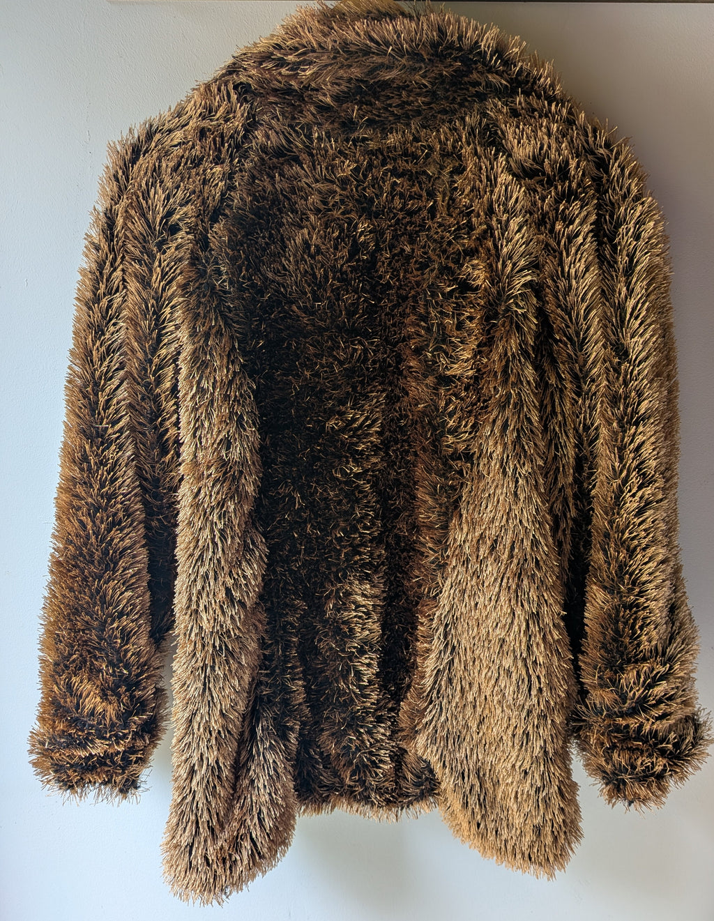 OOGIE · Veste à poils longs marron et dorés