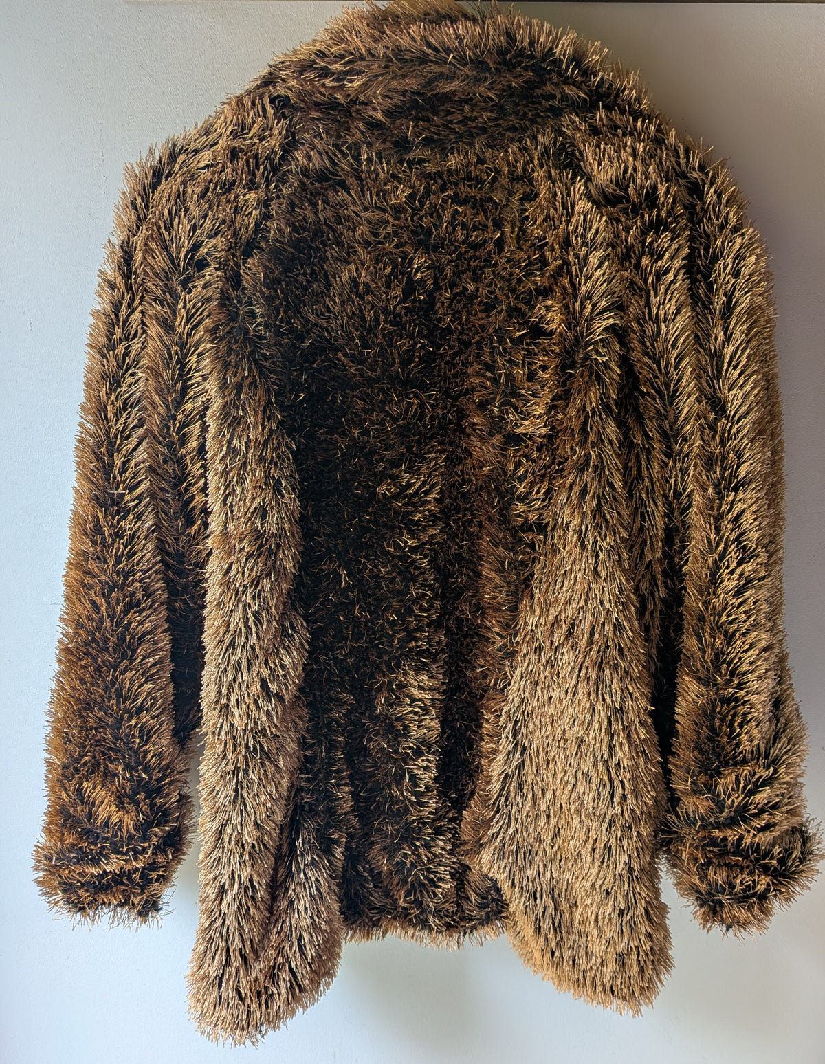 OOGIE · Veste à poils longs marron et dorés