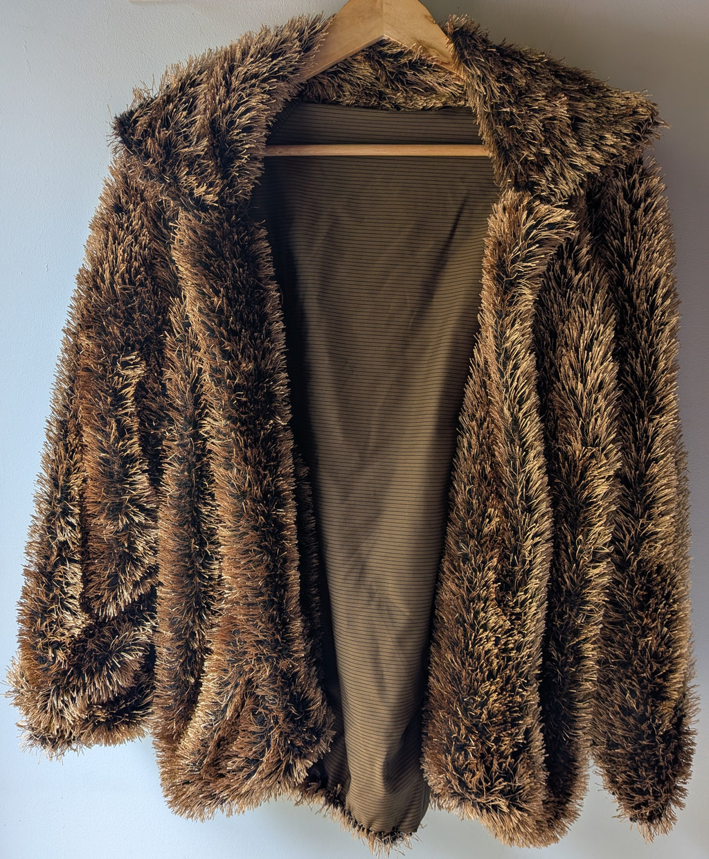 OOGIE · Veste à poils longs marron et dorés