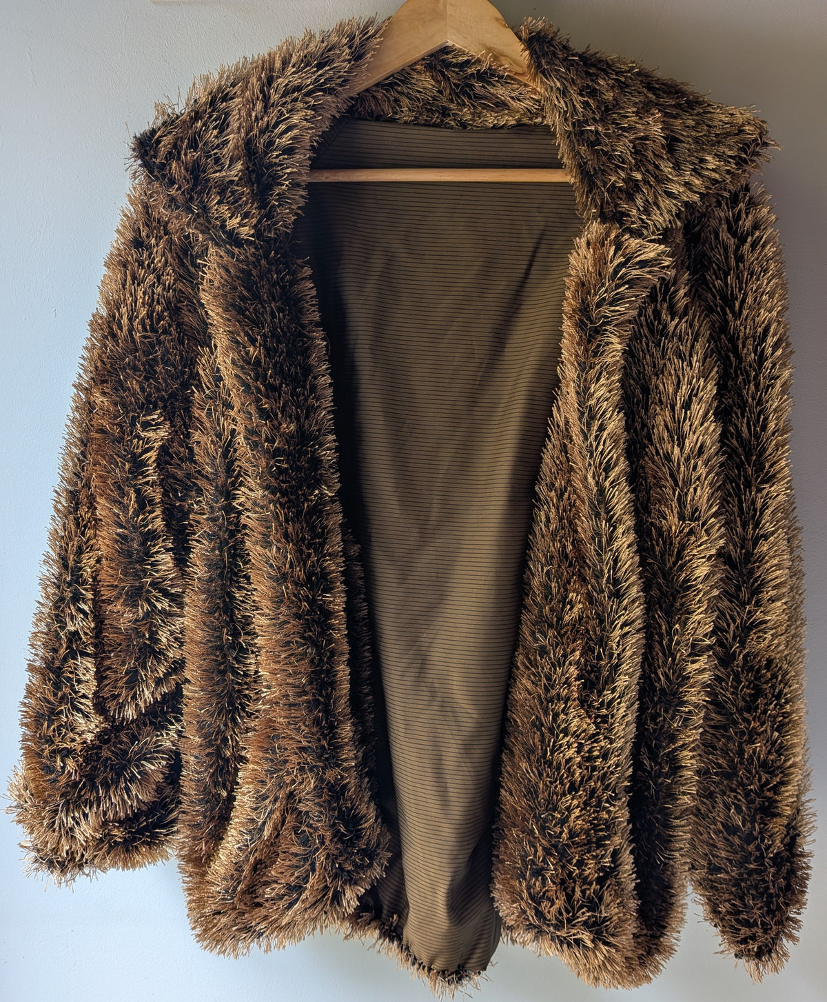 OOGIE · Veste à poils longs marron et dorés
