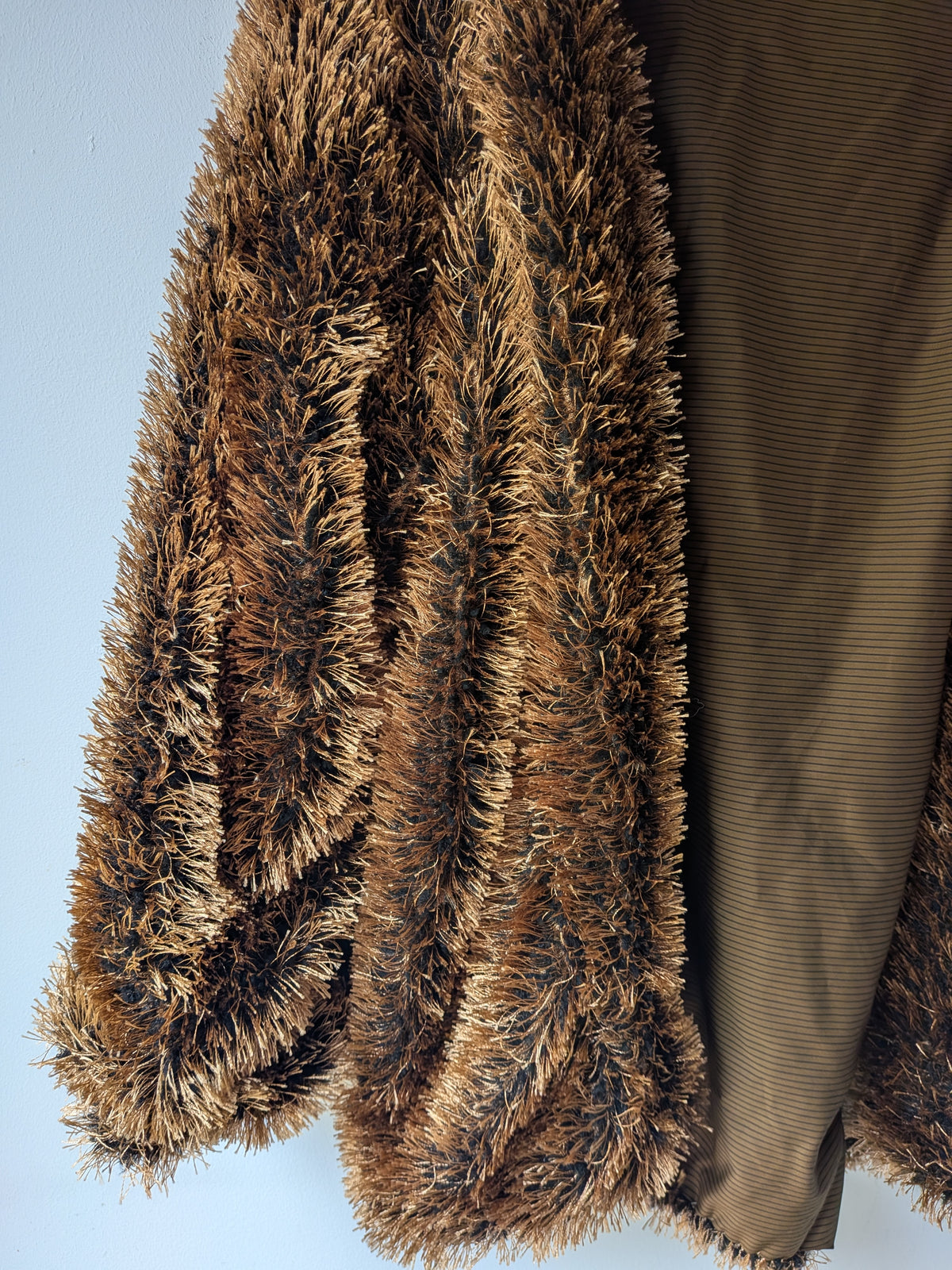 OOGIE · Veste à poils longs marron et dorés