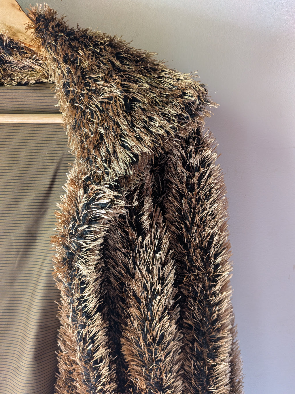 OOGIE · Veste à poils longs marron et dorés